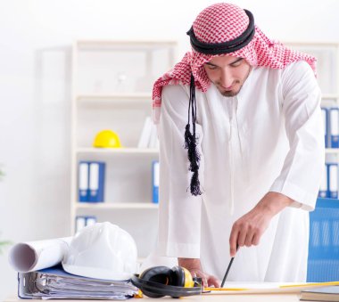 Arap mühendis yeni proje üzerinde çalışıyor