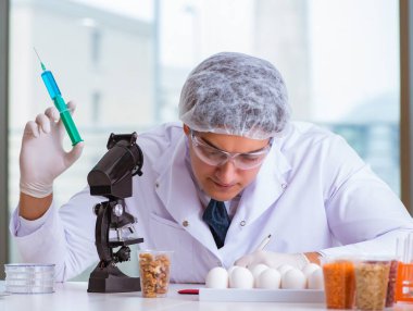 Besin uzmanı gıda ürünlerini laboratuarda test ediyor.