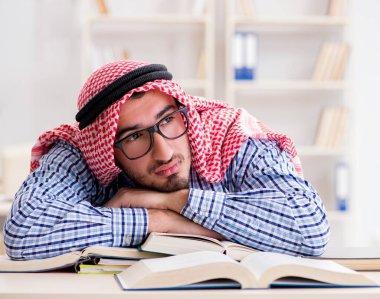 Üniversite sınavlarına hazırlanan Arap öğrenci