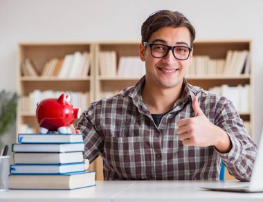 Ders kitabı almak için kumbarayı kıran genç bir öğrenci.