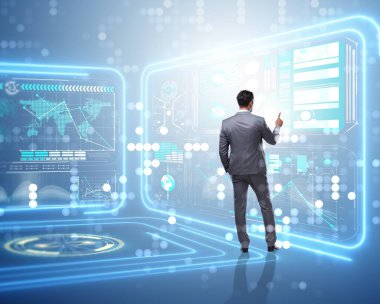 Veri madenciliğinde sanal düğmeye basan adam