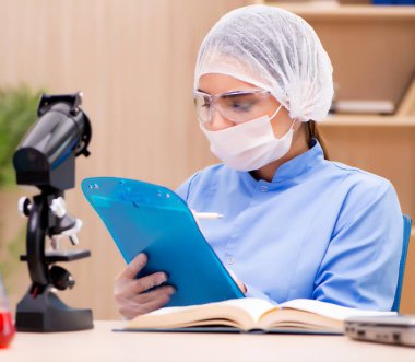 Laboratuvar kimyager mikroskop ve tüpler ile çalışma