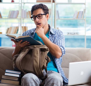 Bilgisayarlı beyaz öğrenci üniversite sınavlarına hazırlanıyor.