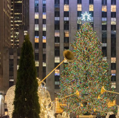 New York - 20 Aralık 2013: Noel ağacı Rockefeller cent