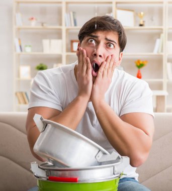 Evdeki adam, komşu sel sızıntısıyla uğraşıyor.