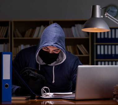Hacker ev bilgisayarından kişisel verileri çalıyor
