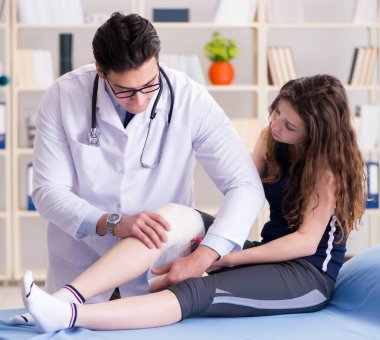 Mutfakta çalışan yakışıklı adam.