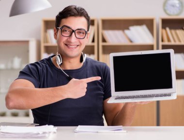 Genç serbest bilgisayar üzerinde çalışıyordu.