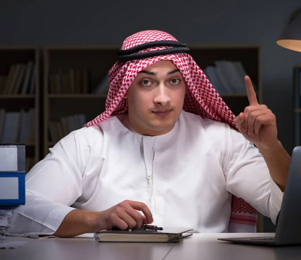 Άραβας επιχειρηματίας που εργάζεται μέχρι αργά στο γραφείο — Φωτογραφία Αρχείου