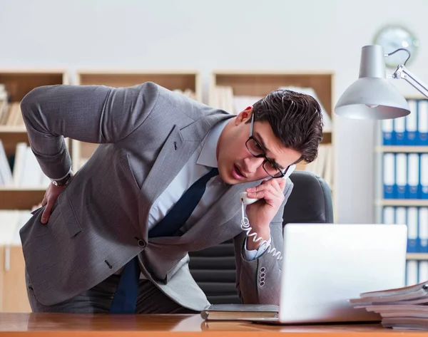 Affärsman känner smärta på kontoret — Stockfoto