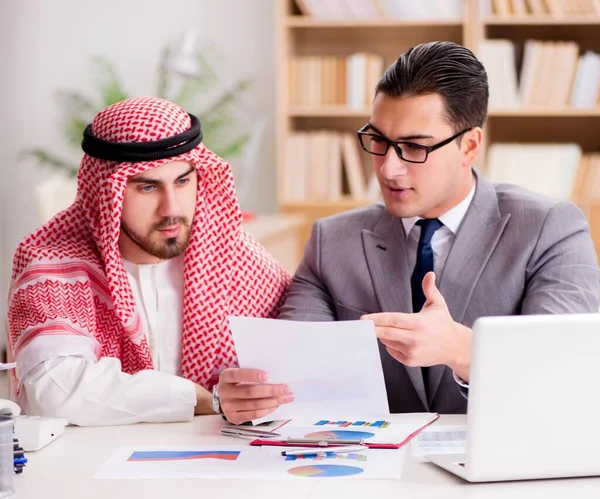 Arap işadamı ile çeşitli iş konseptleri