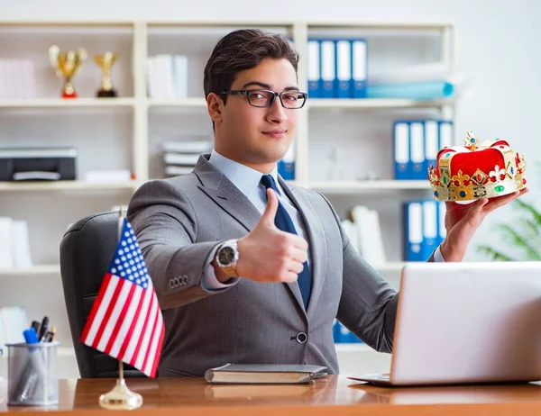 Affärsman med amerikansk flagga i tjänst — Stockfoto