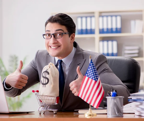 Ofisinde Amerikan bayrağı taşıyan bir iş adamı — Stok fotoğraf