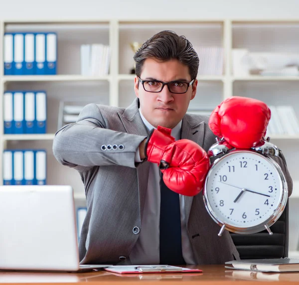 Homem de negócios irritado com luvas de boxe no conceito de gerenciamento de tempo — Fotografia de Stock