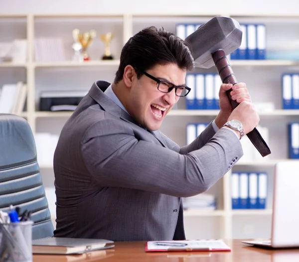 Злой агрессивный бизнесмен в офисе — стоковое фото