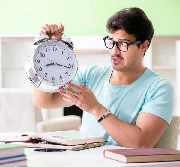 Studenten die zich voorbereiden op universitaire examens thuis in de tijd beheersmannen — Stockfoto