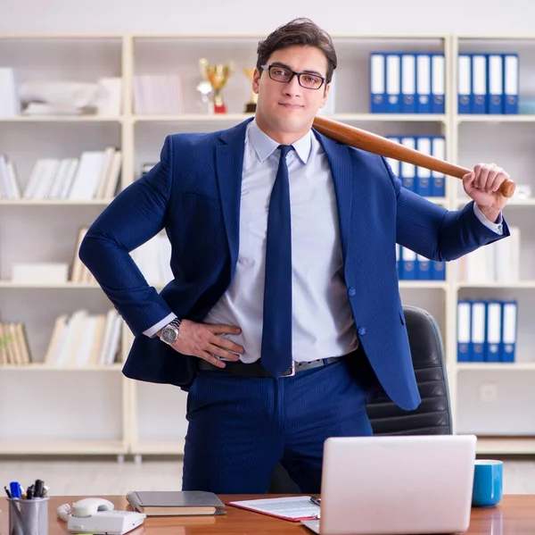 Homem de negócios agressivo irritado no escritório — Fotografia de Stock