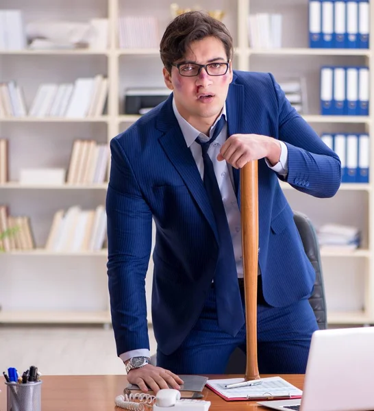 Arg aggressiv affärsman på kontoret — Stockfoto