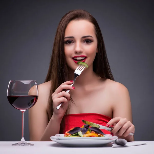 Mulher bonita comendo sozinha com vinho — Fotografia de Stock