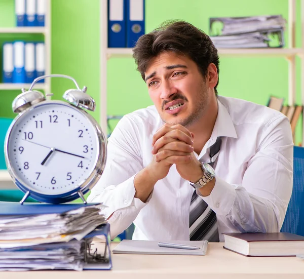 Homem de negócios doente e infeliz sentado no escritório — Fotografia de Stock