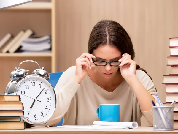 Jovem estudante se preparando para exames universitários — Fotografia de Stock