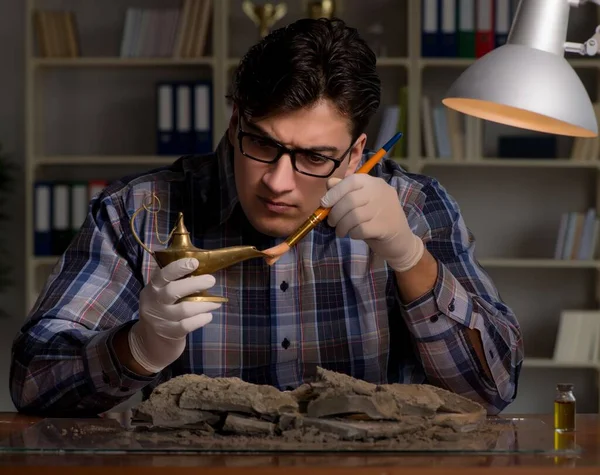 Archéologue travaillant tard dans la nuit au bureau — Photo