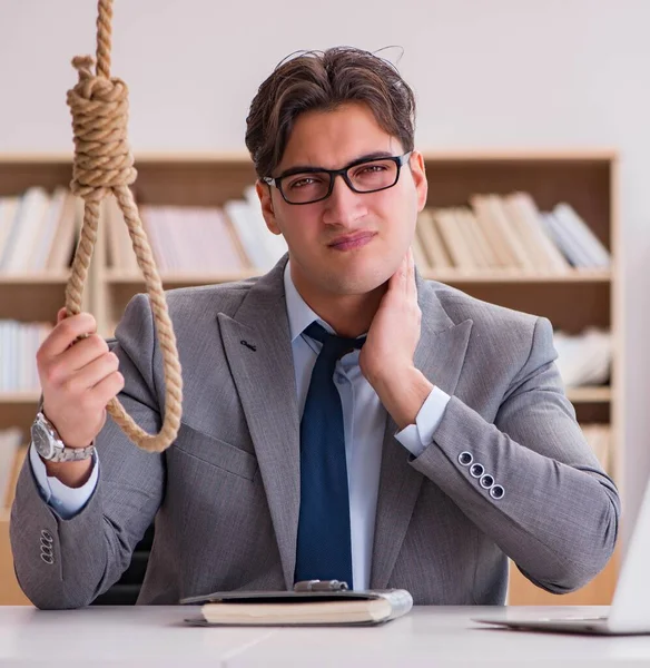 Konkurs bröt affärsman överväger självmord hängde sig — Stockfoto