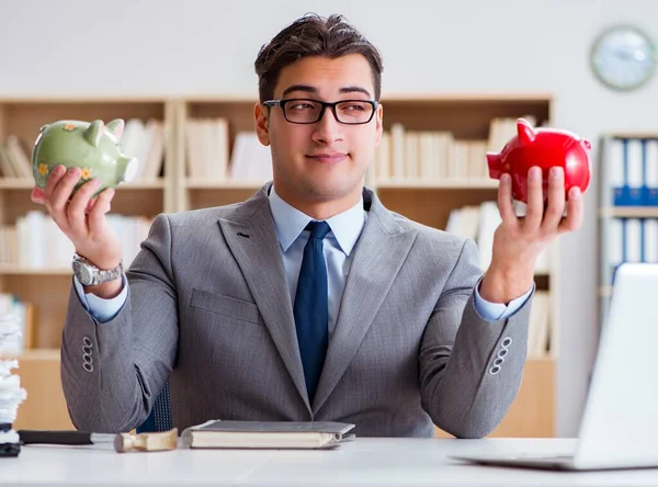 Geschäftsmann bricht Sparschwein im Büro — Stockfoto