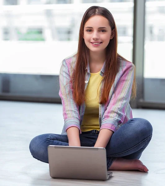 年轻女孩在笔记本电脑上上网 — 图库照片