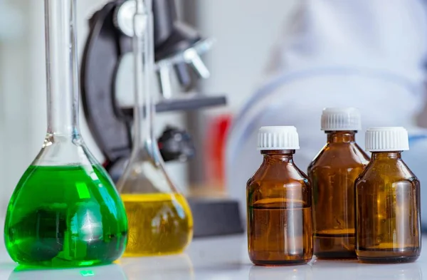 Várias soluções químicas no laboratório — Fotografia de Stock