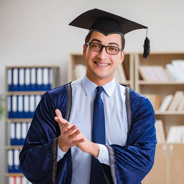 Junger Mann mit Universitätsabschluss — Stockfoto