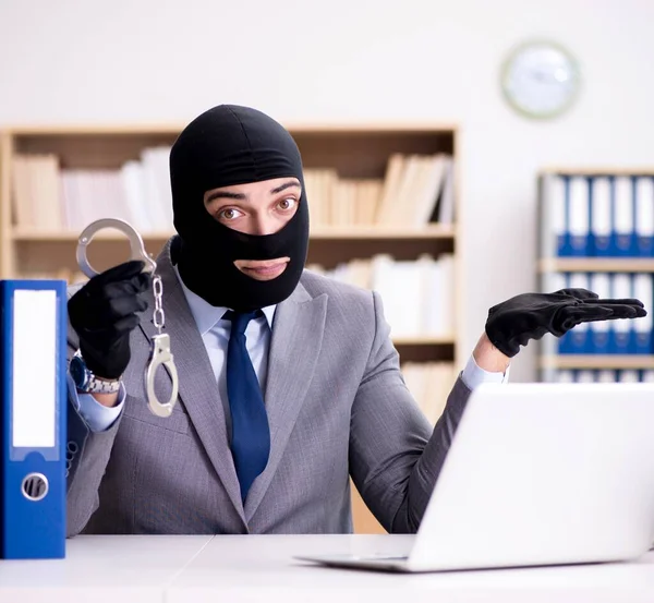 Kriminell affärsman bär balaklava på kontoret — Stockfoto