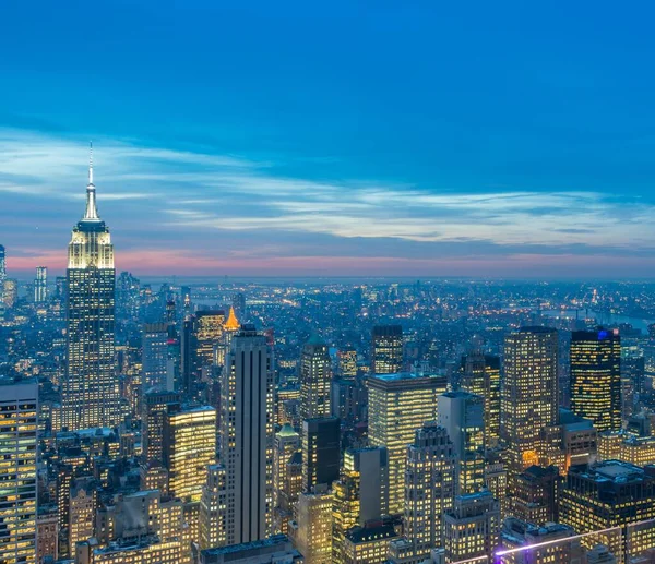 Nattutsikt över New York Manhattan under solnedgången — Stockfoto