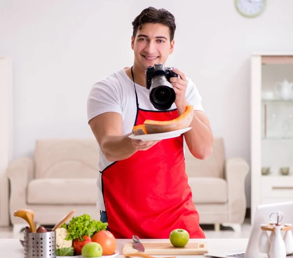 Fotógrafo de alimentos tirar fotos na cozinha — Fotografia de Stock