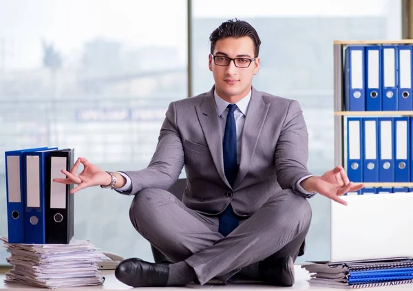 Geschäftsmann meditiert im Büro — Stockfoto