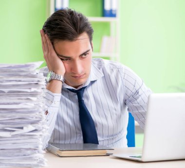 İş adamının evrak işleri ve iş yükü ile ilgili sorunları var