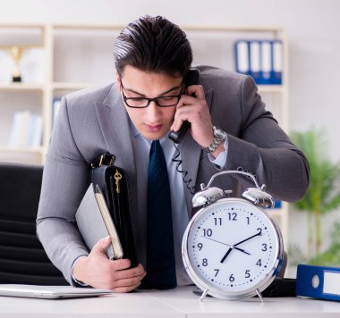 İşadamı aceleyle ofise geliyor.