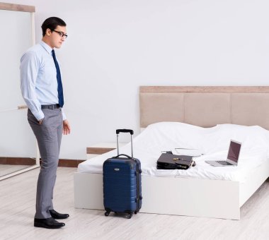 Otel odasında çalışan bir iş adamı.