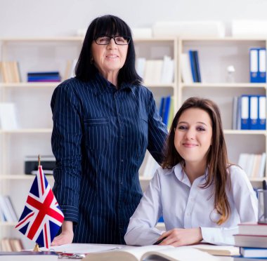 İngilizce dersi sırasında genç yabancı öğrenci