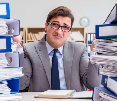 Aşırı çalışma nedeniyle stresli bir işadamı