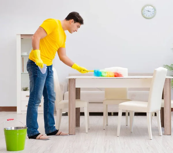 妻を助ける家を掃除する男 — ストック写真