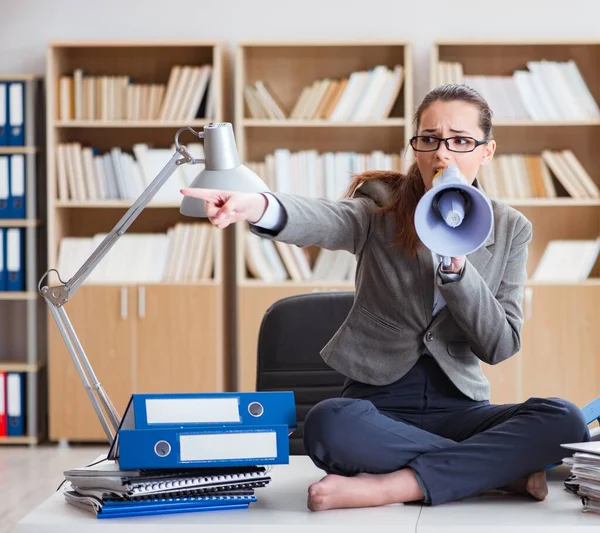 Geschäftsfrau mit Lautsprecher im Büro — Stockfoto