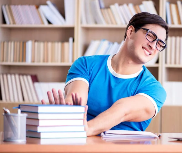 Jovem estudante se preparando para os exames escolares — Fotografia de Stock