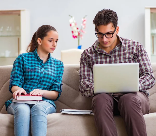 Üniversite sınavlarına hazırlanan öğrenciler