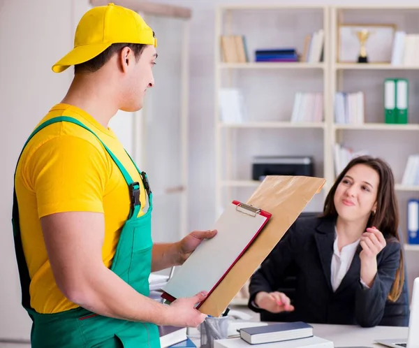 Postbode bezorgt pakketje op kantoor — Stockfoto