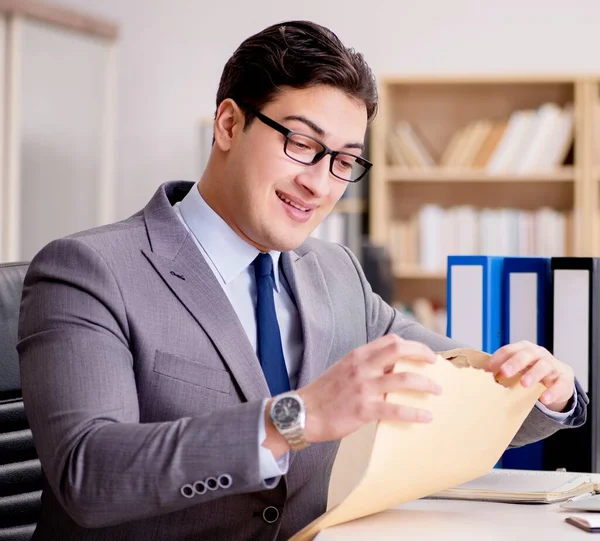 İşadamı mektup zarfını ofisinde alıyor.
