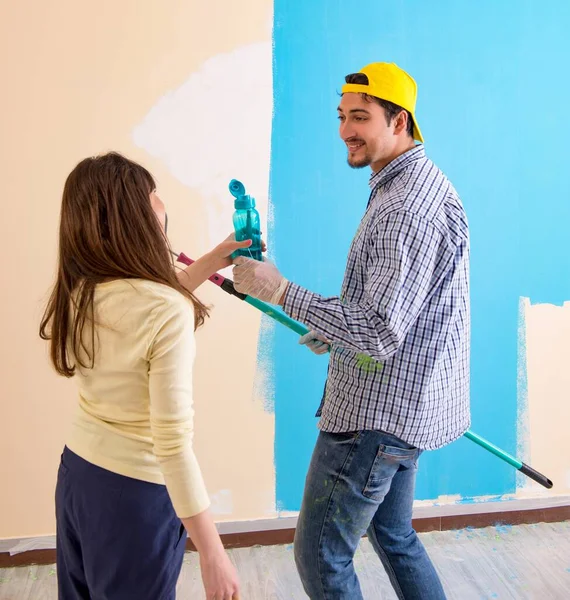 Mąż i żona robią remont w domu — Zdjęcie stockowe