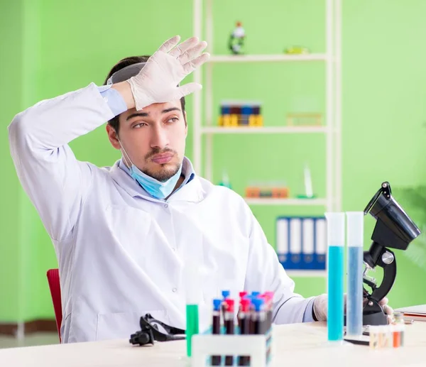 Man chemicus werkt in het lab — Stockfoto