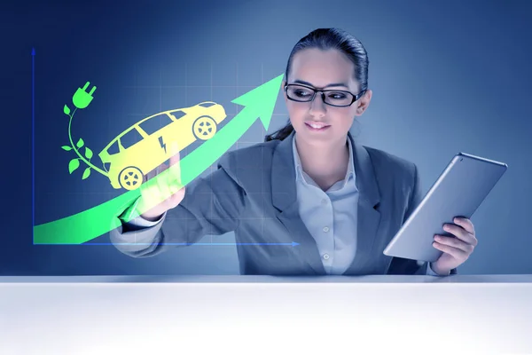 Elektrische auto concept met zakenvrouw druk op de knop — Stockfoto