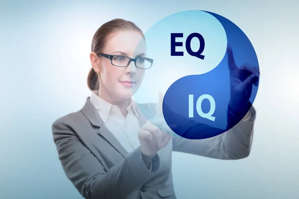 EQ и IQ навыки концепции с бизнесвумен — стоковое фото